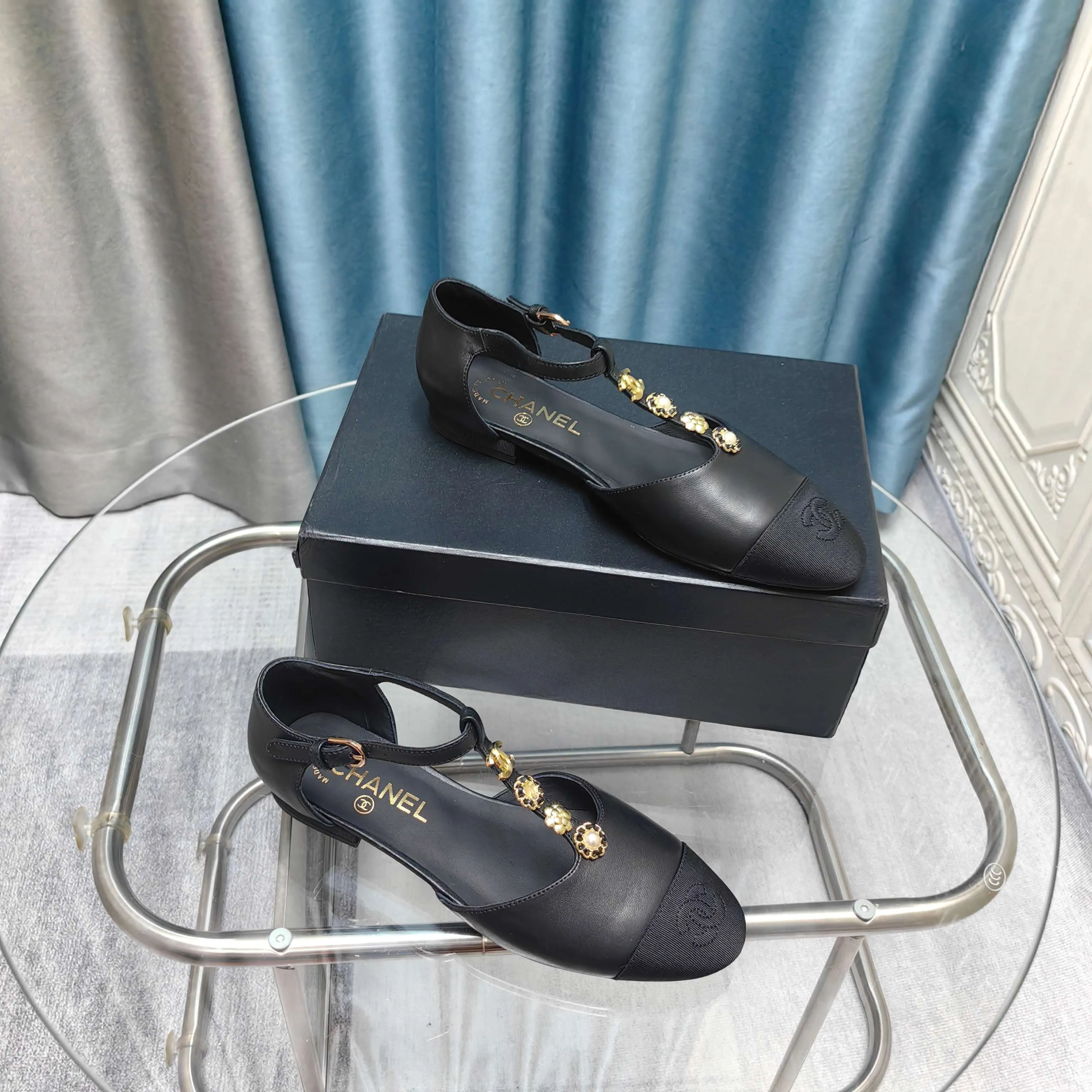 👟👟Ex-factory price 560👟👟 2025ss CHANEL hollow Mary Jane sandals, classic and fashionable. The iconic black and color-blocked upper is elegant and unique, and the double C element underlines the brand style in a low-key way. Decorated with exquisite metal chains, it is smart and eye-catching. Simple buckle design fits the foot. Whether for commuting or leisure, it can add points to your outfit and easily interpret French elegance. Upper: Sheepskin Lining: Sheepskin Insole: Sheepskin Size: 35-39 (set at 40.41)